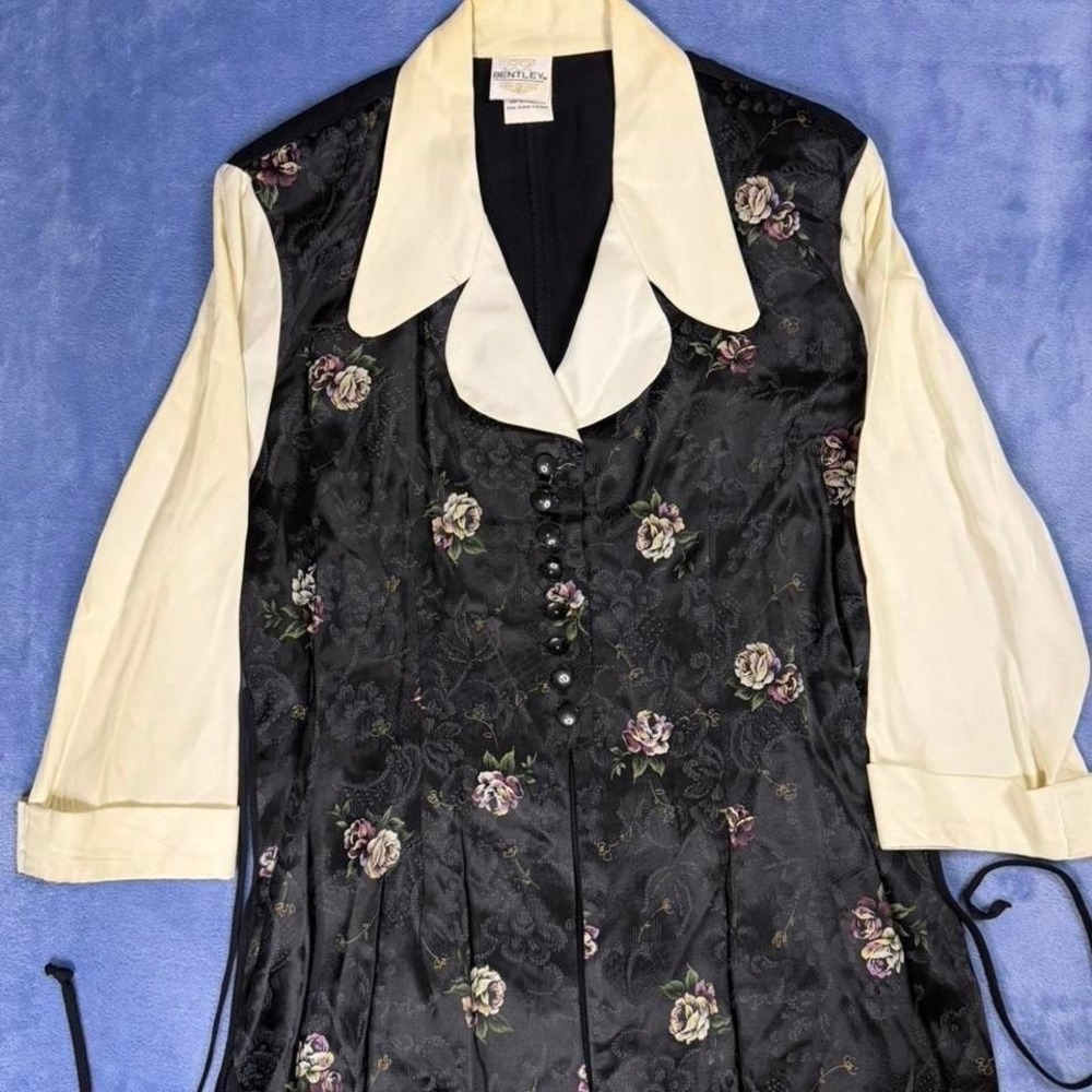 Vintage Bentley women size 14 Black and cream floral vest‎ with button-up front